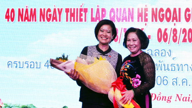 Bà Bùi Ngọc Thanh - chủ tịch Liên hiệp các tổ chức hữu nghị Đồng Nai tặng hoa cho bà Ureerat Ratanaprukse - tổng lãnh sự Thái Lan tại TP.HCM tại buổi lễ - Ảnh: A.L