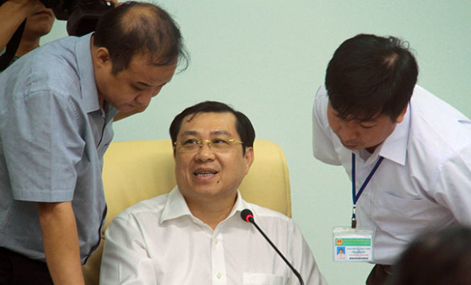 Ông Thơ gọi giám đốc và phó giám đốc Sở Tài nguyên - môi trường TP Đà Nẵng lên xem đơn tố cáo của người dân về việc cán bộ bao che để cho doanh nghiệp khai thác đất vượt khối lượng - Ảnh: HỮU KHÁ