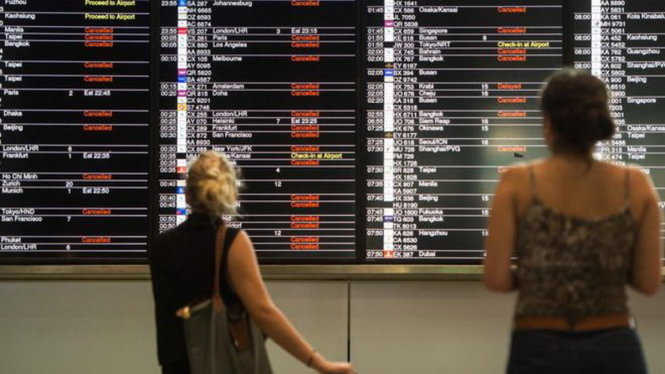 Hàng trăm chuyến bay bị hủy hoặc hoãn ở Hong Kong do bão số 2 - Ảnh: AFP