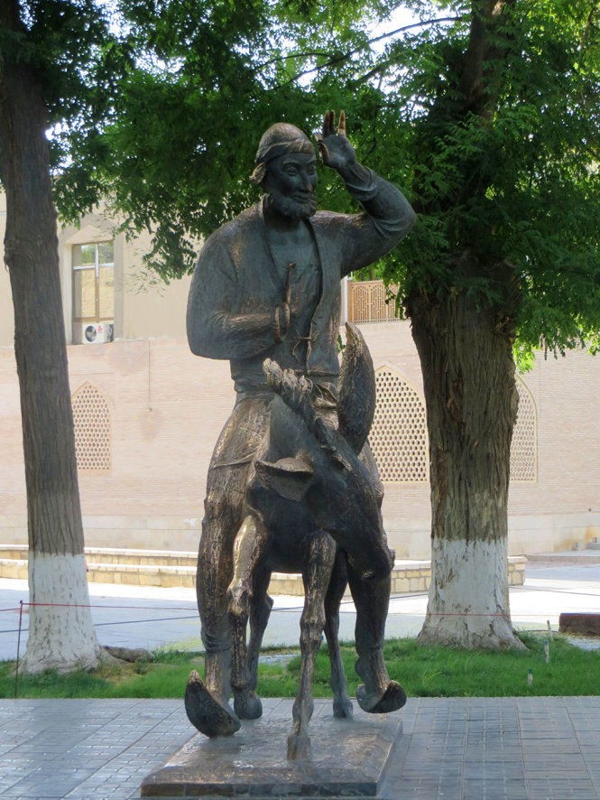 Bức tượng Khodjia với nụ cười thâm thúy quen thuộc cưỡi lừa bằng đồng