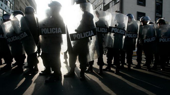 Cảnh sát Peru đang làm nhiệm vụ - Ảnh: AAP