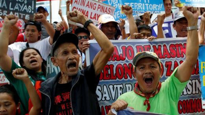 Người dân Philippines biểu tình ngày 12-7, ngày công bố phán quyết của Tòa trọng tài - Ảnh: Reuters