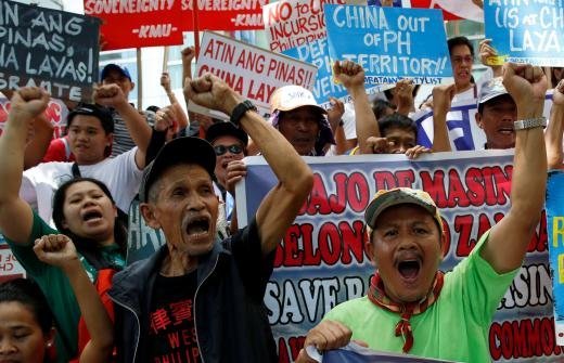 Người dân Philippines biểu tình ngày 12-7, ngày công bố phán quyết của Tòa trọng tài - Ảnh: Reuters
