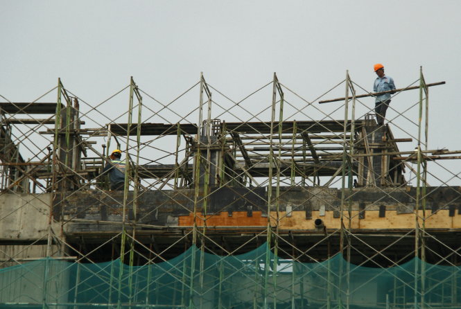 Trong ngày 1-8, hoạt động xây cất vẫn diễn ra tại công trình tòa nhà Kocham Bình Dương - Ảnh: XUÂN AN