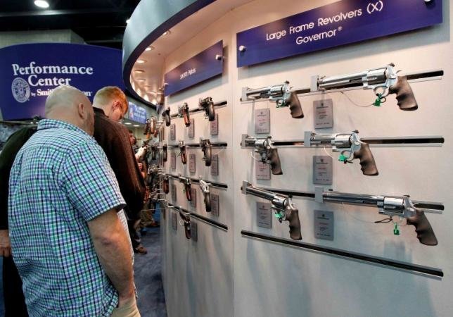 Khách tham quan xem súng tại một buổi triển lãm do Hiệp hội Súng trường quốc gia (NRA) tổ chức ở Kentucky hôm 21-5-2016 - Ảnh: Reuters