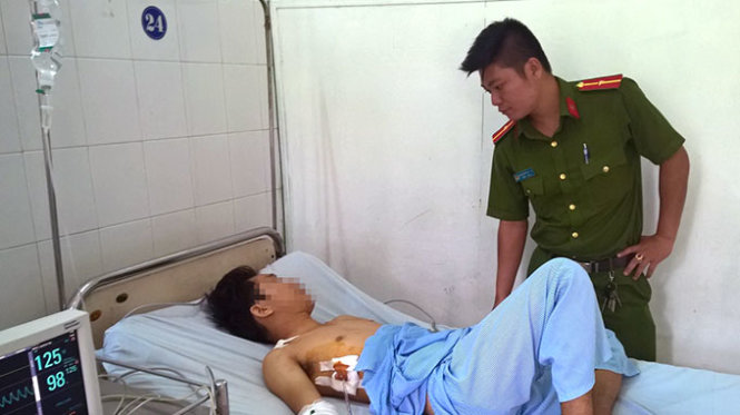 Du khách Lư Văn Thương điều trị tại BV Lê Lợi sau khi khi đâm trúng phổi - Ảnh: Đ.HÀ.