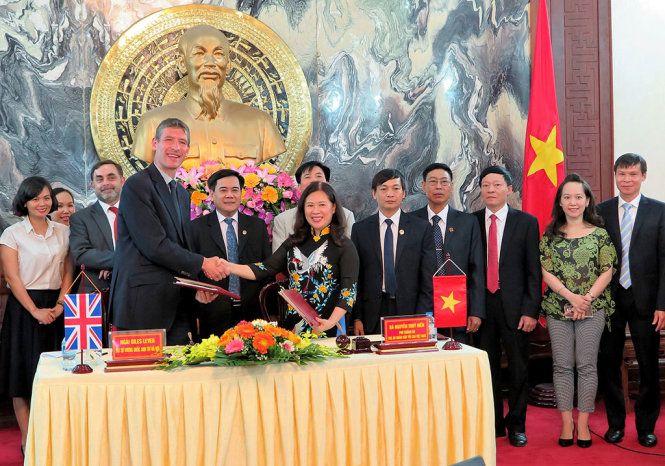 Phó chánh án TAND tối cao Nguyễn Thúy Hiền ký hợp tác dự án với Đại sứ Vương Quốc Anh Giles Lever - Ảnh: L.T