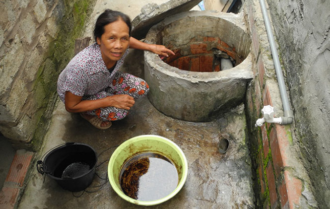 Giếng nước nhà bà Nguyễn Thị Qúy là một trong 11 giếng nước bị nhiễm xăng dầu - Ảnh: ĐỨC HIẾU