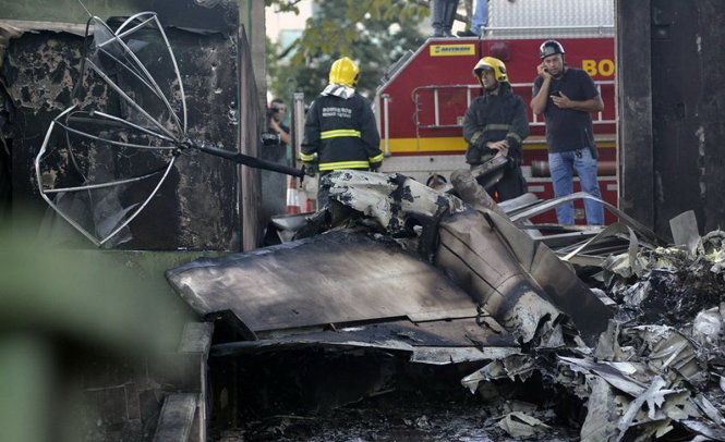 Hiện trường một vụ rơi máy bay ở Brazil hồi tháng 6-2015 - Ảnh: AFP