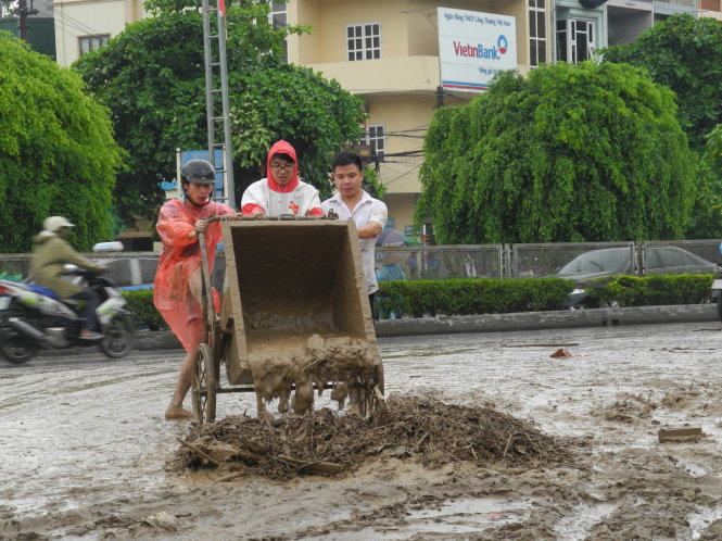 Cán bộ công nhân viên TAND Hạ Long nghỉ làm sáng 3-8 để dọn dẹp bùn đất - Ảnh: Đức Hiếu