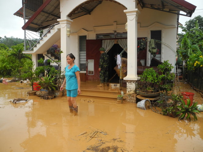 Nhiều hộ dân bị nước và bùn đất tràn vào ngập nhà - Ảnh: Đức Hiếu