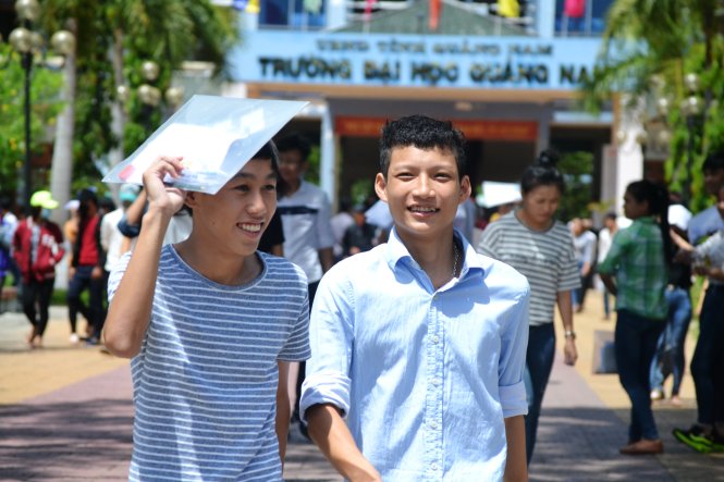 Thí sinh dự thi tại điểm trường ĐH Quảng Nam - Ảnh: LÊ TRUNG
