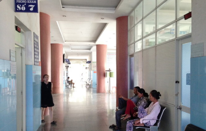 Bệnh nhân chờ khám tại bệnh tại Bệnh viện Đa khoa Thành An - Sài Gòn sáng 3-8 - Ảnh: DOÃN HÒA