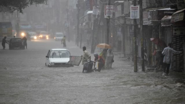 Ấn Độ cũng như một số quốc gia nam Á khác đang trải qua mùa mưa với nhiều sự cố tai nạn do thời tiết gây ra - Ảnh: Skymag
