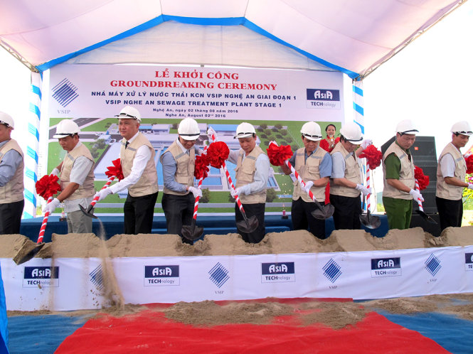 Các đại biểu tham dự lễ khởi công nhà máy  xử lý nước thải tại VSIP Nghệ An -  Ảnh: H.VĂN