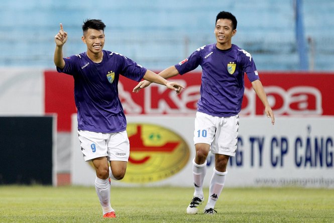 Niềm vui của Văn Thành (9)và Văn Quyết (10) sau khi 3 bàn thắng cho Hà Nội T&T vào lưới QNK Quảng Nam chiều 3-8. Ảnh: ANH HOÀNG
