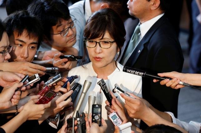 Tân bộ trưởng quốc phòng Nhật Bản, bà Tomomi Inada, trả lời báo giới ngày 3-8 tại Tokyo, Nhật Bản - Ảnh: Reuters