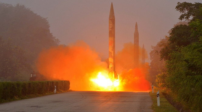 Theo nguồn tin quốc phòng Hàn Quốc, sáng nay Triều Tiên đã bắn một tên lửa đạn đạo ra biển Nhật Bản - Ảnh: REUTERS
