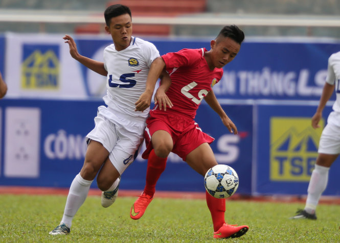 ​Trận U-17 TP.HCM (áo trắng) hoà U-17 Tây Ninh. Ảnh: P.H