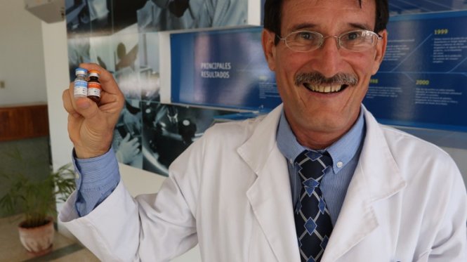 Giáo sư Camilo Rodriguez của Trung tâm miễn dịch học phân tử ở thủ đô Havana của Cuba, nơi đã bào chế ra vắc xin đặc biệt điều trị ung thư phổi - Ảnh: CNN