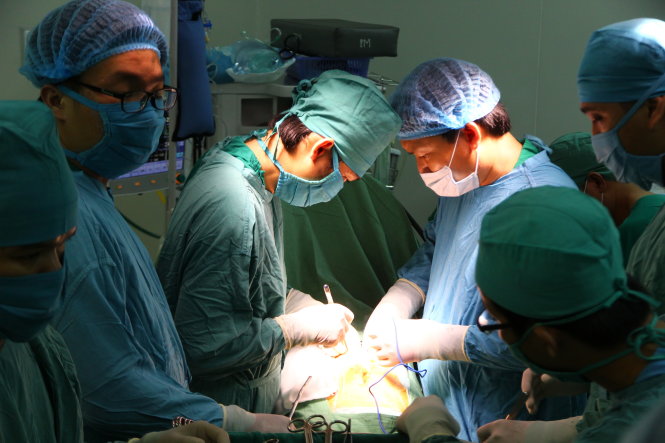 Các bác sĩ Bệnh viện Đa khoa TP Cần Thơ phẫu thuật một ca khó liên quan tới bệnh ở vùng bụng của một bệnh nhân - Ảnh: CHÍ QUỐC