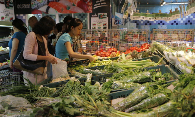 Người tiêu dùng chọn mua thực phẩm tại một siêu thị ở TP.HCM - Ảnh: NGỌC DƯƠNG