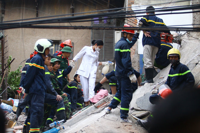 Các y bác sĩ tiếp cận sát hiện trường để hỗ trợ việc sơ cứu cho các nạn nhân - Ảnh: Nguyễn Khánh
