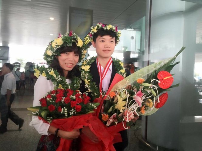 Nguyễn Khánh Duy và cô giáo Mai Châu Phương tại sân bay quốc tế Nội Bài ngày 2-8 - Ảnh do Trường THPT chuyên Lam Sơn cung cấp