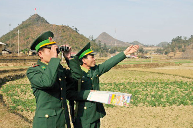 Cán bộ, chiến sĩ đồn biên phòng Nghĩa Thuận (huyện Quản Bạ - Hà Giang) tuần tra, bảo vệ từng tấc đất thiêng liêng của Tổ quốc - Ảnh: T.L.