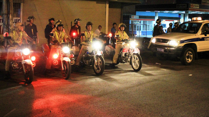 Tổ công tác đội CSGT Rạch Chiếc đang tuần tra trên xa lộ Hà Nội (Q.9, TP.HCM) - Ảnh: SƠN BÌNH