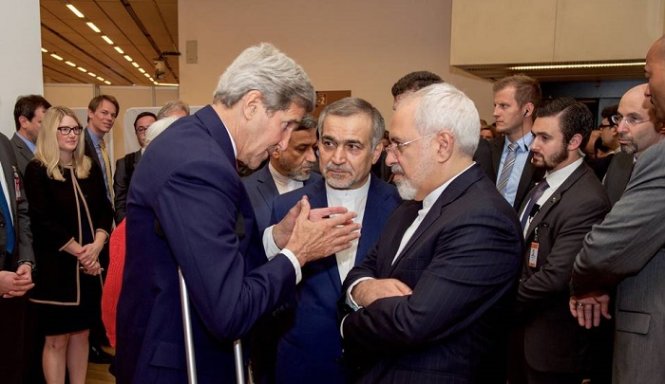 Ngoại trưởng Mỹ John Kerry (trái) và ông Hussein Fereydoon, em trai tổng thống Iran Hassan Rouhani tại Vienna - Ảnh: Reuters
