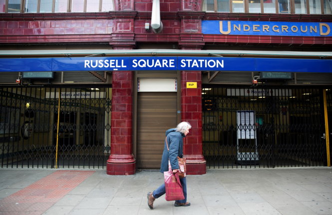 Lối vào của ga điện ngầm ở quảng trường Russell, London - Ảnh: Reuters
