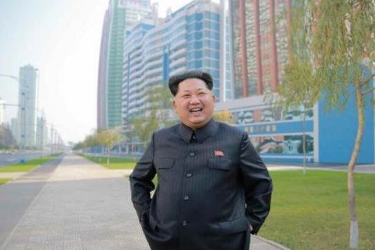 Nhà lãnh đạo CHDCND Triều Tiên chụp ảnh trước phố Ryomyong, nơi có công trình 
