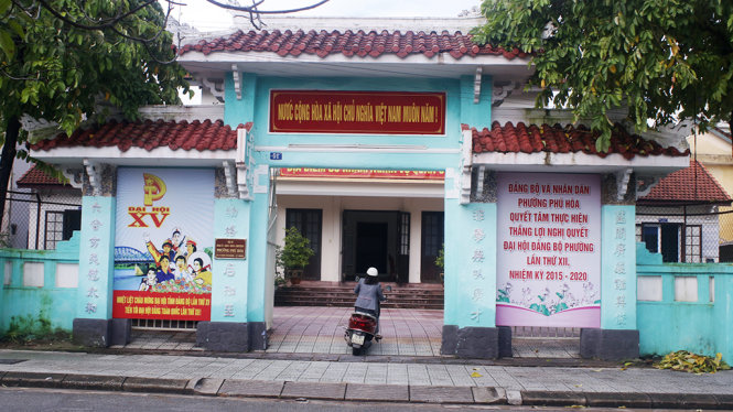 Trụ sở Hội Quảng Tri bây giờ là UBND P.Phú Hòa, với chiếc cổng tam quan còn nguyên vẹn - Ảnh: An Bang