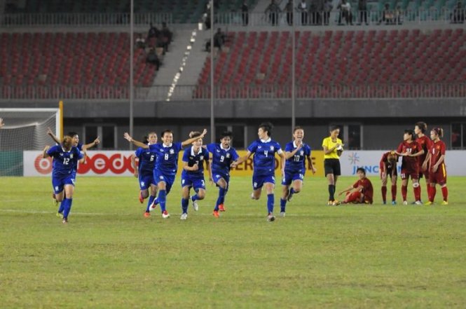 Các cô gái Thái Lan ăn mừng chức vô địch trong nỗi buồn của các tuyển thủ VN. Ảnh: FAT