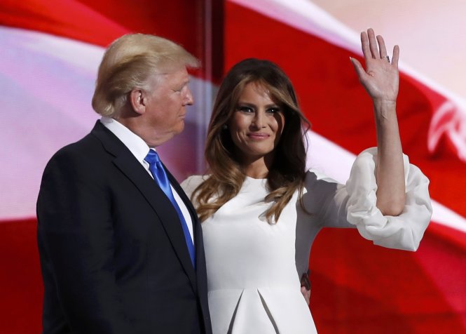 Vợ chồng tỉ phú Donald Trump đang ngụp lặn trong các chỉ trích và cáo buộc - Ảnh: Reuters