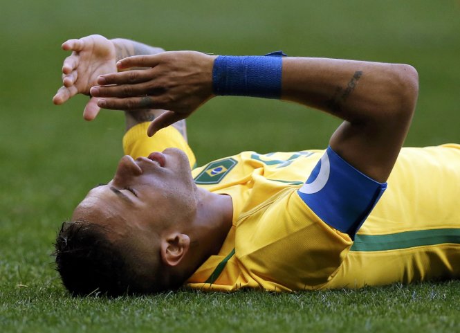 Neymar và các đồng đội gây thất vọng trong ngày ra quân. Ảnh: REUTERS