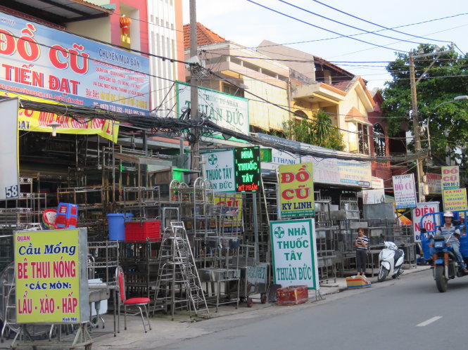 Phố đồ cũ Phạm Văn Bạch (Q.Tân Bình) với các cửa hàng đồ cũ san sát -YẾN TRINH