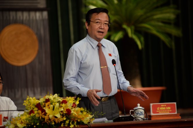 Ông Lê Hồng Sơn - Giám đốc Sở GD-ĐT TP.HCM trả lời chất vấn - Ảnh: TỰ TRUNG