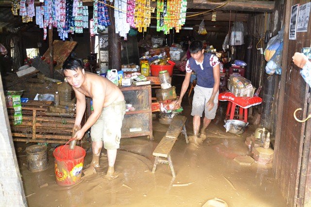Người dân xã Quang Kim khắc phục hậu quả lũ lụt - Ảnh: HỒNG THẢO