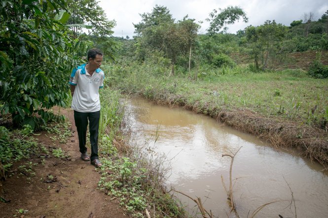 Ông Phan Diệu Anh, một người dân từng bị bỏng khi lội nước suối Đắk Dao vẫn lo lắng chất lượng nước tại đây - Ảnh: TIẾN THÀNH