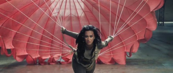 Katy Perry và chiếc dù để cô tung cánh - Ảnh Cắt từ video