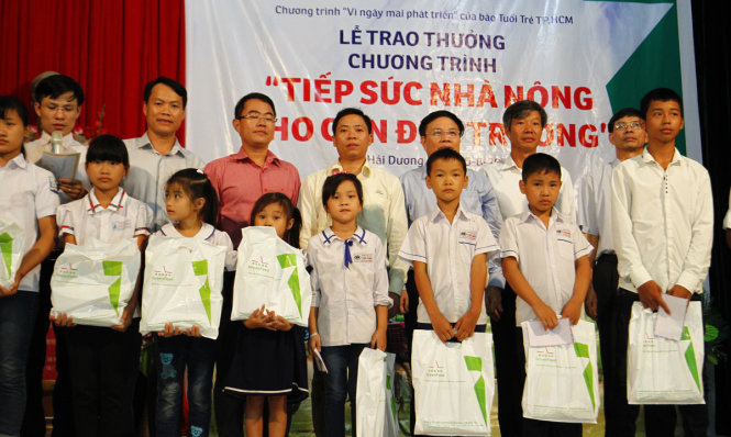 Các em học sinh chụp ảnh lưu niệm cùng ban tổ chức - Ảnh: NAM TRẦN