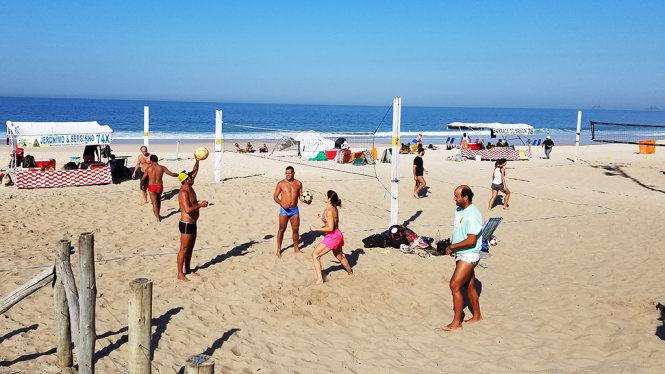 Các du khách thích thú chơi bóng chuyền bãi biển ở khu Ipanema 
Ảnh: H.Đ.