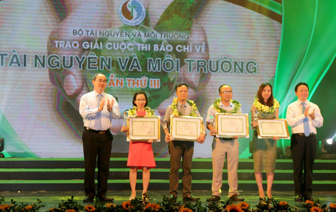 Đại diện báo Tuổi Trẻ (thứ 2 từ phải sang) nhận giải A giải báo chí về Tài nguyên và môi trường - Ảnh: HOÀI NAM
