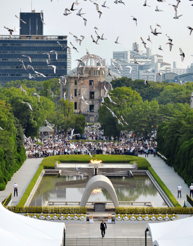 Những chú chim bồ câu mang theo nguyện ước hòa bình bay trên khu vực đặt đài tưởng niệm các nạn nhân đã thiệt mạng trong vụ ném bom nguyên tử ở Hiroshima tại Công viên tưởng niệm hòa bình Hiroshima ngày 6-8-2016 - Ảnh: AP