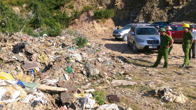 Mới đây từ phản ảnh của người dân, cơ quan chức năng tiếp tục phát hiện rác thải của Formosa đổ trái phép ở mỏ đá 171, thị xã Kỳ Anh (Hà Tĩnh) - Ảnh: VĂN ĐỊNH