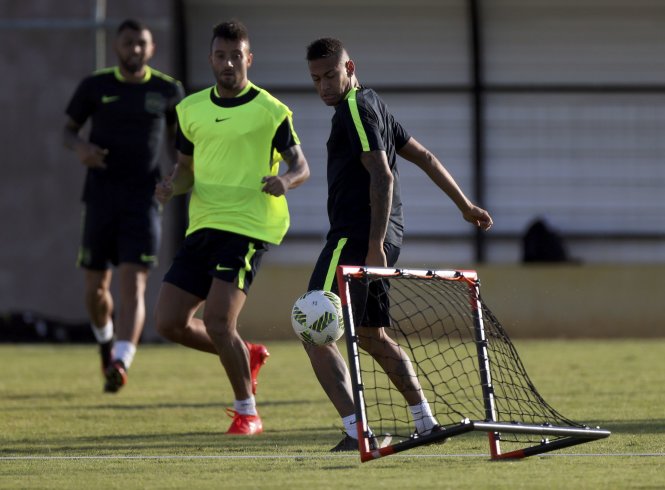 Các cầu thủ Brazil tích cực tập luyện chuẩn bị cho trận gặp Iraq. Ảnh: REUTERS