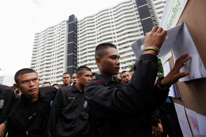Các binh sĩ Thái Lan xếp hàng đi bỏ phiếu trưng cầu ở Bangkok ngày 7-8 - Ảnh: Reuters