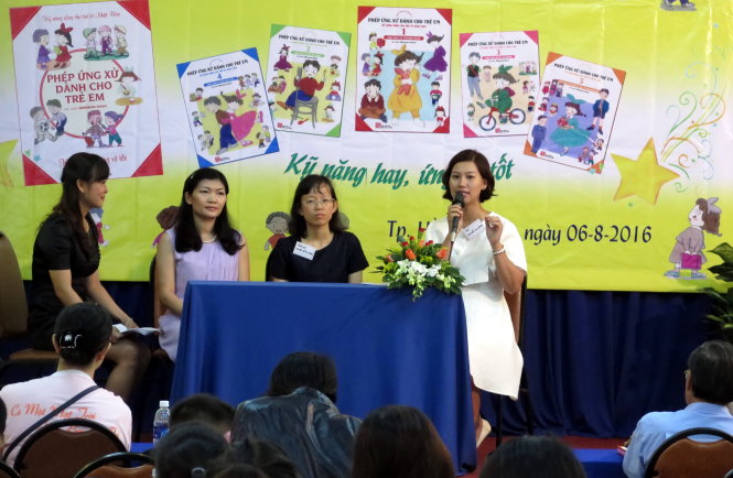 Dịch giả Nguyễn Thu Hương đang giới thiệu bộ sách tại buổi ra mắt - Ảnh: L.ĐIỀN